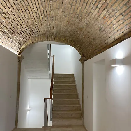 A Un Passo Dalla Piazza Bed & Breakfast 4*