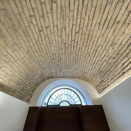 A Un Passo Dalla Piazza